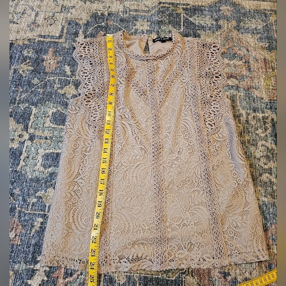 Cable & Gauge Nude Color Lace Top with Cap Sleeve Women's Size Medium - Picture 7 of 9